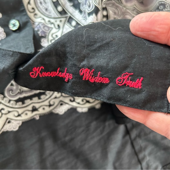 Robert Graham Classic Fit Button Down Blouse. Size Small. - Picture 6 of 10